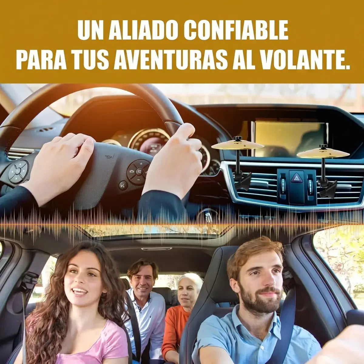 Familia disfrutando del viaje en coche con mini platillo de batería instalado en el salpicadero al volante